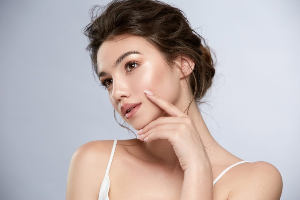 Women with clear skin and no acne scars